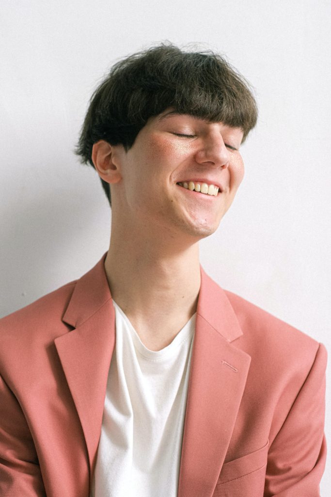happy-guy-in-pink-blazer happy-guy-in-pink-blazer-happy-life